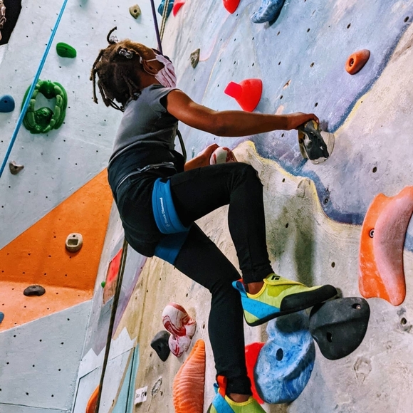 Black Diamond Momentum Kids Climbing Harness - Picture 3 of 9